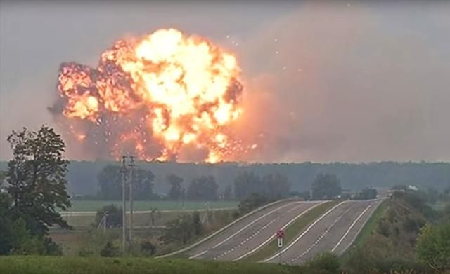 Вибухи в Калинівці: в Порошенка повідомили про вцілілі сховища боєприпасів Вибухи в Калинівці: в Порошенка повідомили про вцілілі сховища боєприпасів