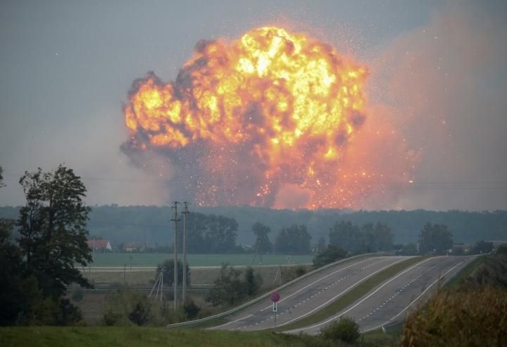 Взрывы в Калиновке: склады могли подорвать местные – эксперт