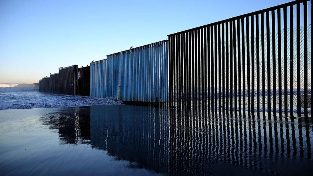 США будують прототип стіни на кордоні з Мексикою: назвали причину