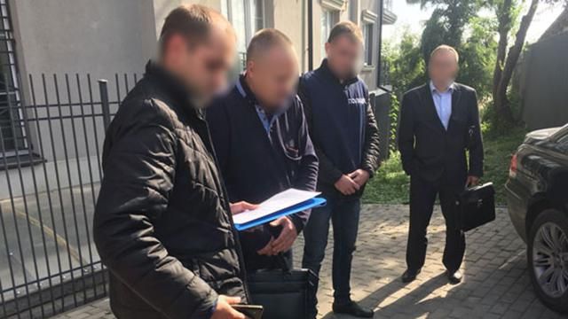 Чоловіка народного депутата затримали на хабарі: деталі Чоловіка народного депутата затримали на хабарі: деталі