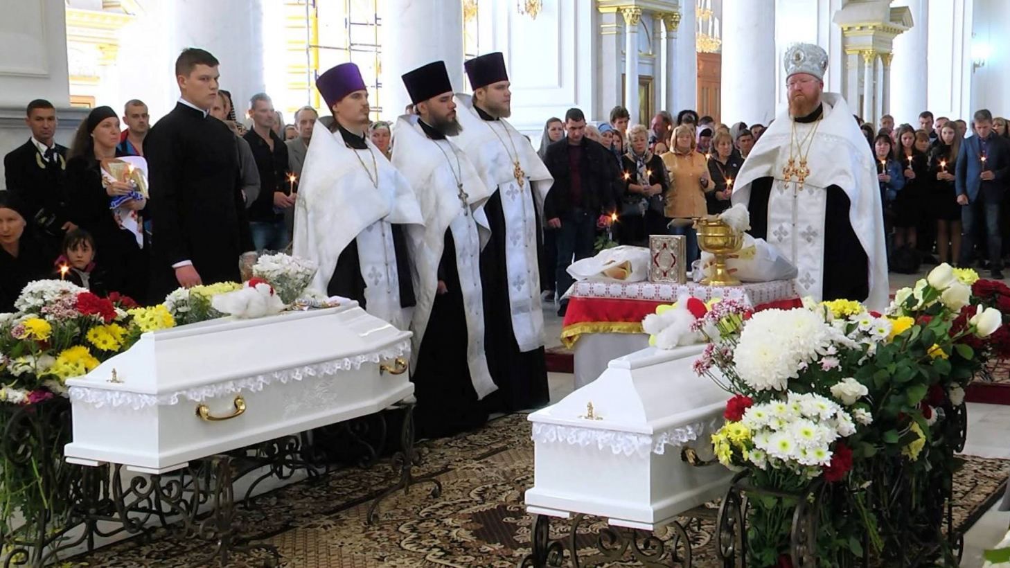 На похороні загиблих дівчат в Одесі зібралися сотні людей: фото На похороні загиблих дівчат в Одесі зібралися сотні людей: фото