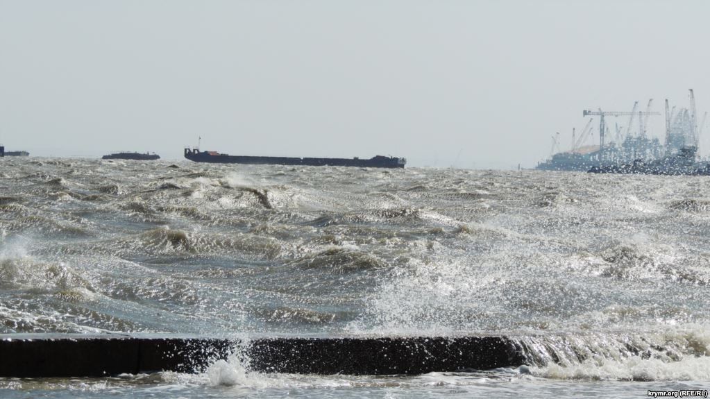 Оккупированную Керчь заполонили тысячи грузовиков: в городе закрыли переправу Оккупированную Керчь заполонили тысячи грузовиков: в городе закрыли переправу