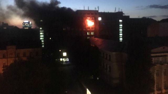 Сильний вогонь спалахнув в інституті у Києві