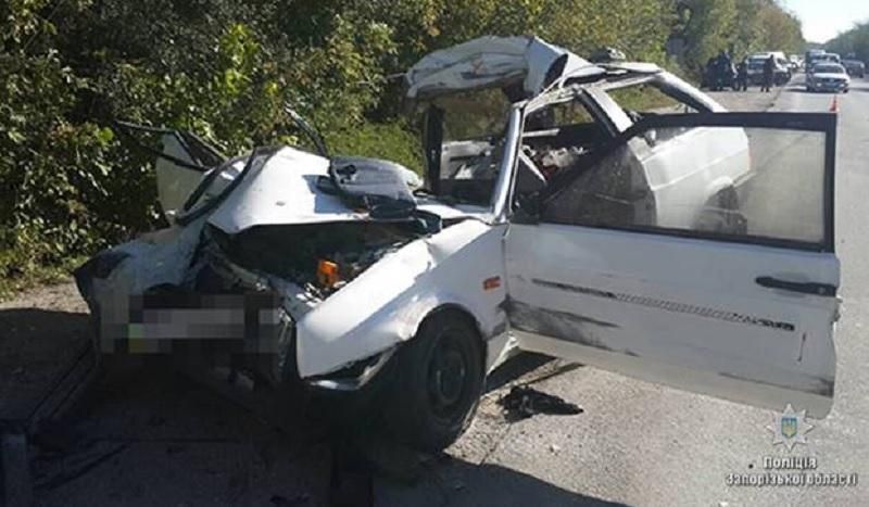 Іномарка врізалася у вантажівку – загинули двоє людей Іномарка врізалася у вантажівку – загинули двоє людей