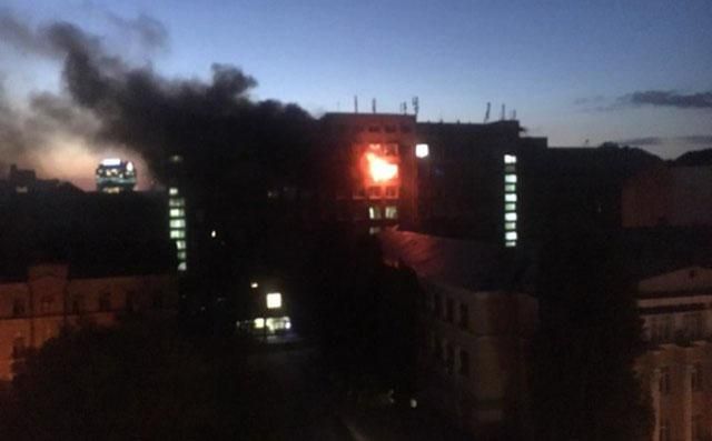 Рятувальники знайшли обвуглене тіло на місці пожежі у київському виші Рятувальники знайшли обвуглене тіло на місці пожежі у київському виші