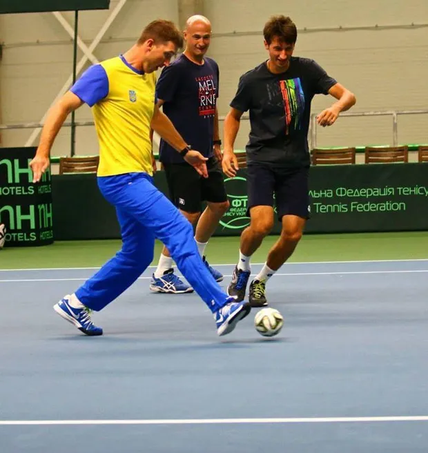 Сергій Стаховський грає в футбол Сергій Стаховський грає в футбол