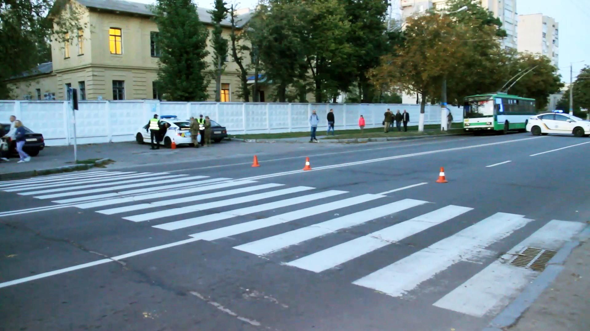 Пенсионер сбил трех детей на тротуаре: шокирующее видео