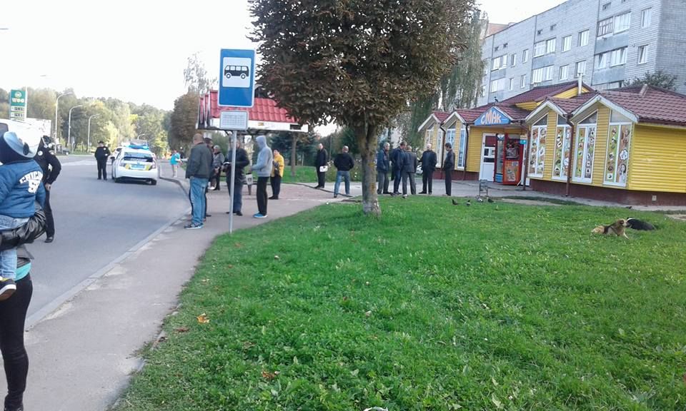 На Львівщині авто на пішохідному переході збило сім'ю з немовлям