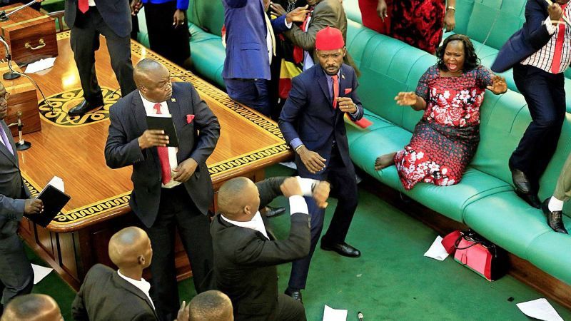 Нечеловеческие крики, стулья и палки: как депутаты подрались в парламенте Уганды