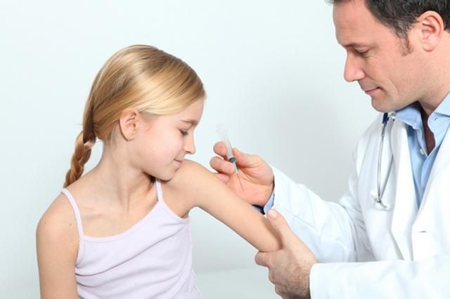 Детей без прививок против кори не допустят к обучению в трех областях Украины