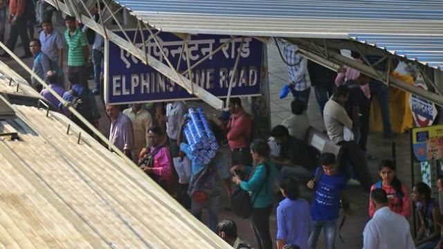 Щонайменше 22 людини загинуло через тисняву на залізничній станції Щонайменше 22 людини загинуло через тисняву на залізничній станції