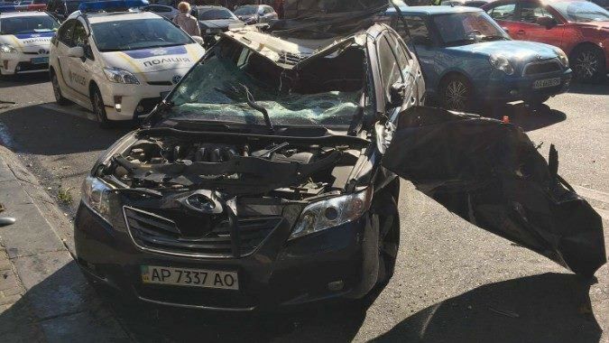 Масштабна аварія з потерпілими у Києві: Toyota влетіла у припарковані автомобілі і перевернулась