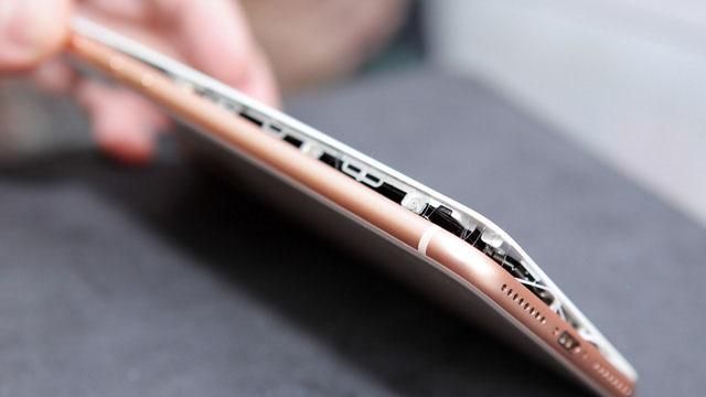 В новом iPhone 8 Plus экран вздулся во время зарядки