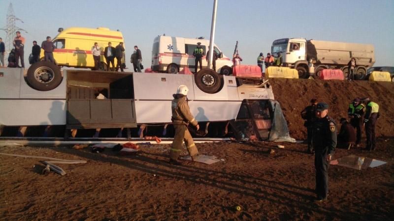 В аннексированном Крыму перевернулся пассажирский автобус: появились фото В аннексированном Крыму перевернулся пассажирский автобус: появились фото