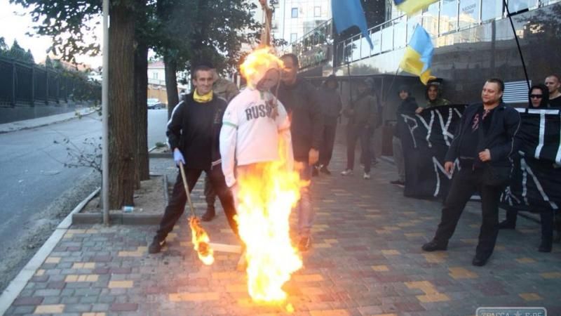 В Одессе перед консульством России сожгли чучело Путина: фото В Одессе перед консульством России сожгли чучело Путина: фото