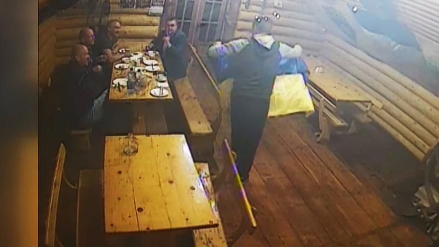 Російськомовні молодики зірвали прапор України та влаштували знущання над хлопцем на Прикарпатті Російськомовні молодики зірвали прапор України та влаштували знущання над хлопцем на Прикарпатті