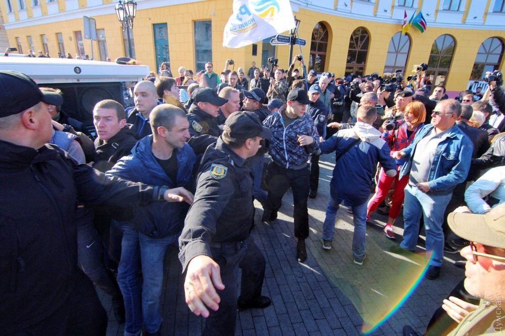 Візит Саакашвілі до Одеси: на площі біля Дюка спалахнули сутички