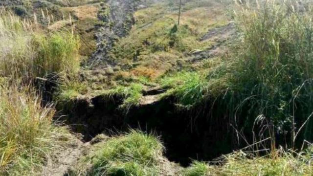 На Львівщині утворилось велетенське провалля, місцеві повідомляють про землетрус На Львівщині утворилось велетенське провалля, місцеві повідомляють про землетрус