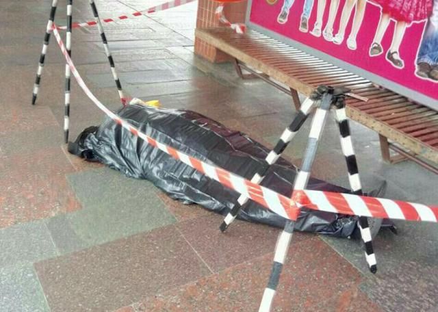 Возле метро в Киеве нашли мертвого мужчину
