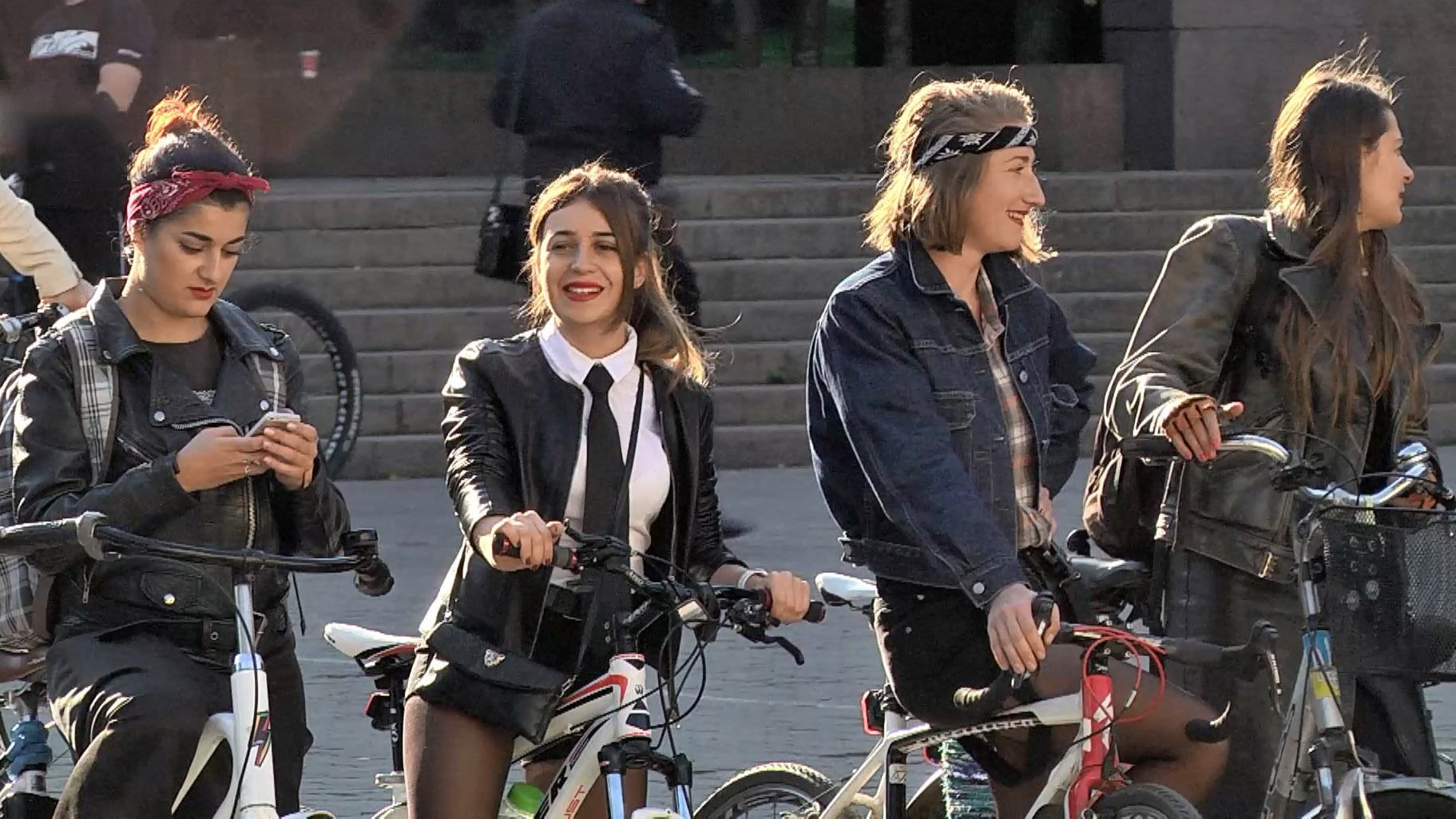 Кожаные куртки, банданы и красная помада: во Львове устроили женский велопарад Кожаные куртки, банданы и красная помада: во Львове устроили женский велопарад