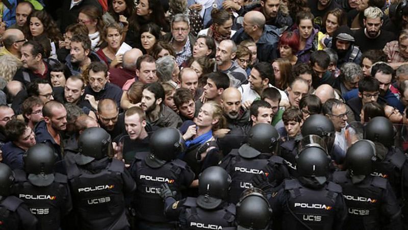 Поліція почала стріляти по людях на референдумі в Каталонії: відео