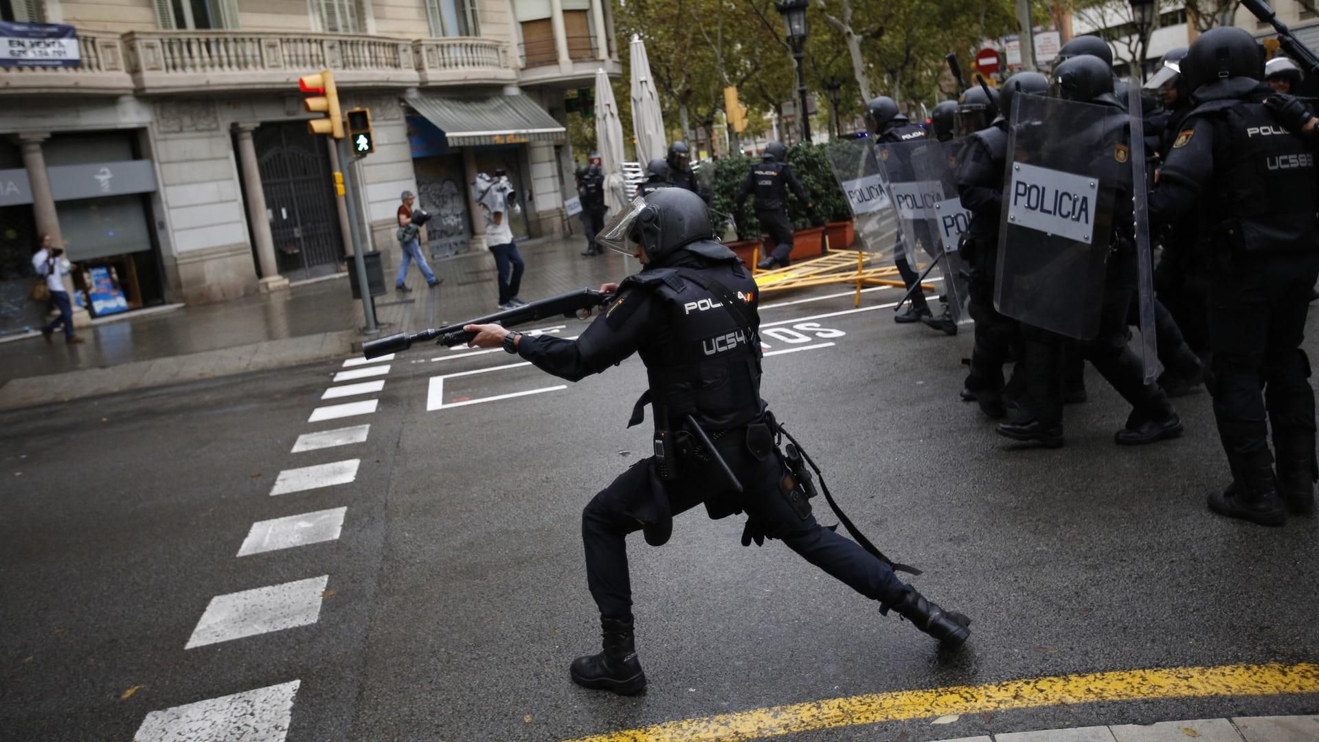 Жінки із закривавленими обличчями: Мадрид продовжує застосовувати силу проти Каталонії 