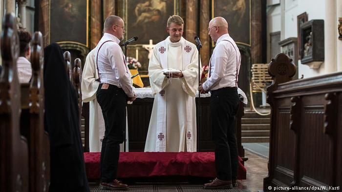 В Німеччині зареєстрували перший одностатевий шлюб В Німеччині зареєстрували перший одностатевий шлюб