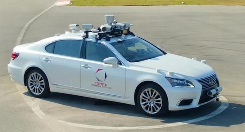 Toyota создала беспилотное авто с двумя рулями: появилось видео тестов Toyota создала беспилотное авто с двумя рулями: появилось видео тестов