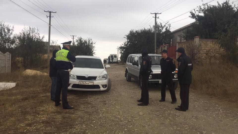Неизвестные задержали крымского татарина после обыска ФСБ: фото, видео