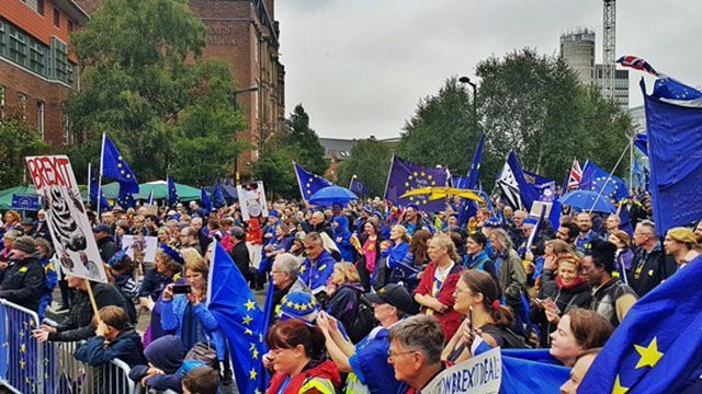 Тысячи британцев протестуют против Brexit