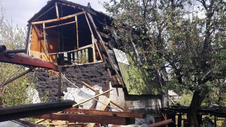 Боевики беспощадно обстреливают Марьинку: шокирующие фото Боевики беспощадно обстреливают Марьинку: шокирующие фото