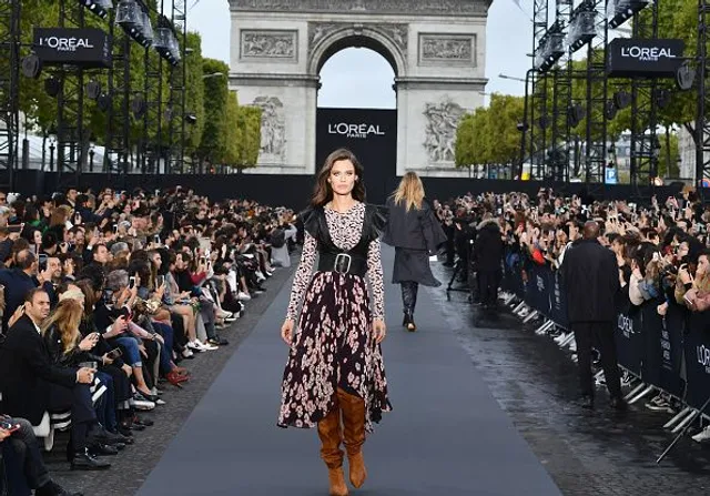 Бьянка Балті на шоу L'Oreal Paris в рамках Тижня моди в Парижі 