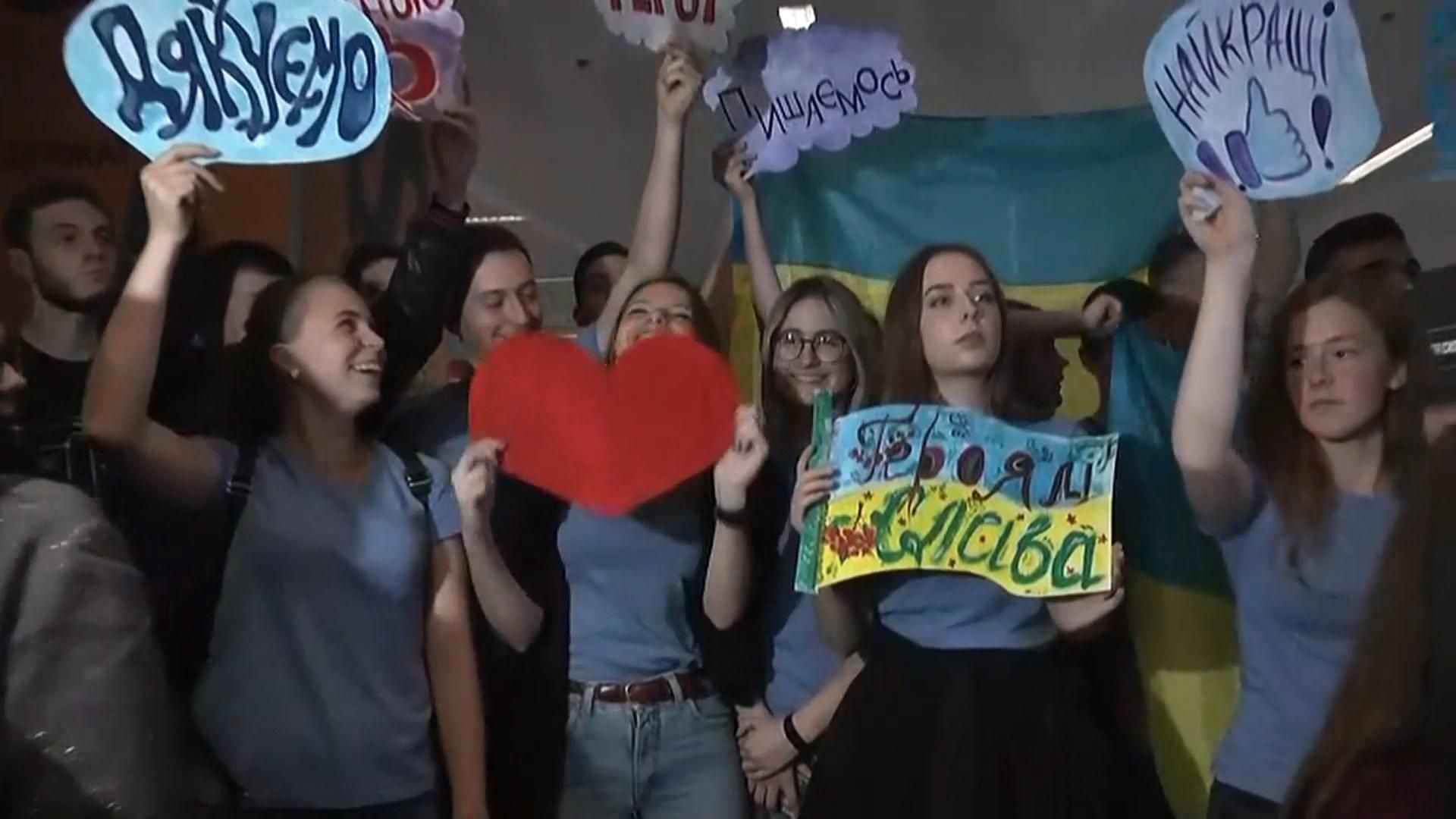 Как встречают украинских победителей, вернувшихся с "Игр непокоренных": трогательные кадры Как встречают украинских победителей, вернувшихся с "Игр непокоренных": трогательные кадры