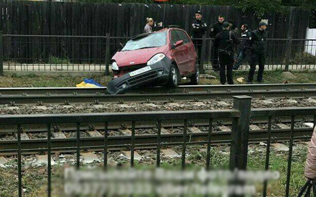 Потяг протаранив авто, що зненацька "вистрибнуло" на колію на Київщині