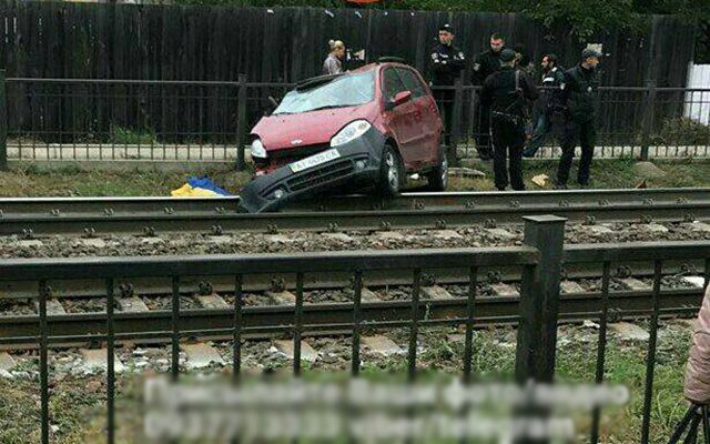 Поезд протаранил автомобиль который неожиданно "выпрыгнул" на пути в Киевской области