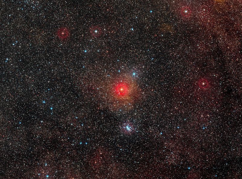 Двойной супергигант: астрономы опубликовали фото одной из крупнейших известных науке звезд
