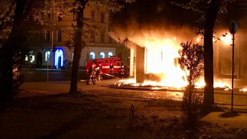  Во Львове опять горело отделение российского "Сбербанка": фото и видео
