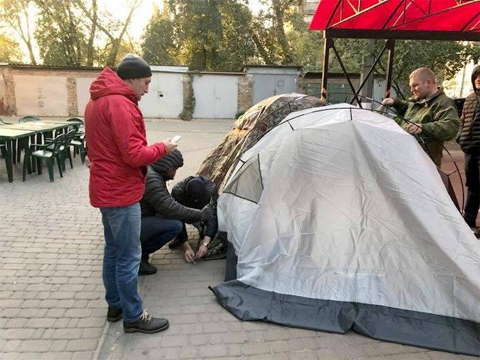 Мер Ірпеня проведе відпустку в наметі під стінами Київської прокуратури