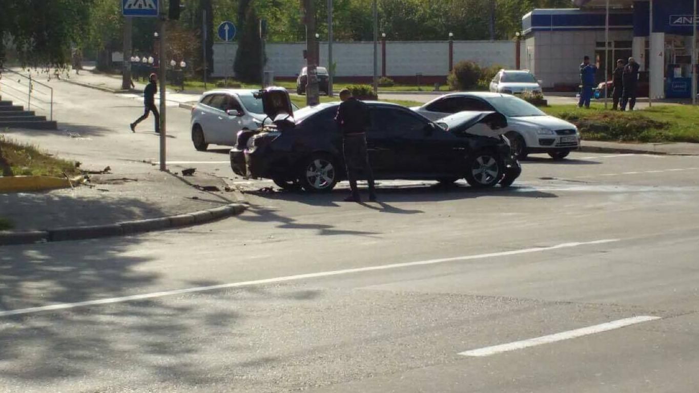 Жуткая авария в Киеве: погибший пассажир до сих пор находится в авто