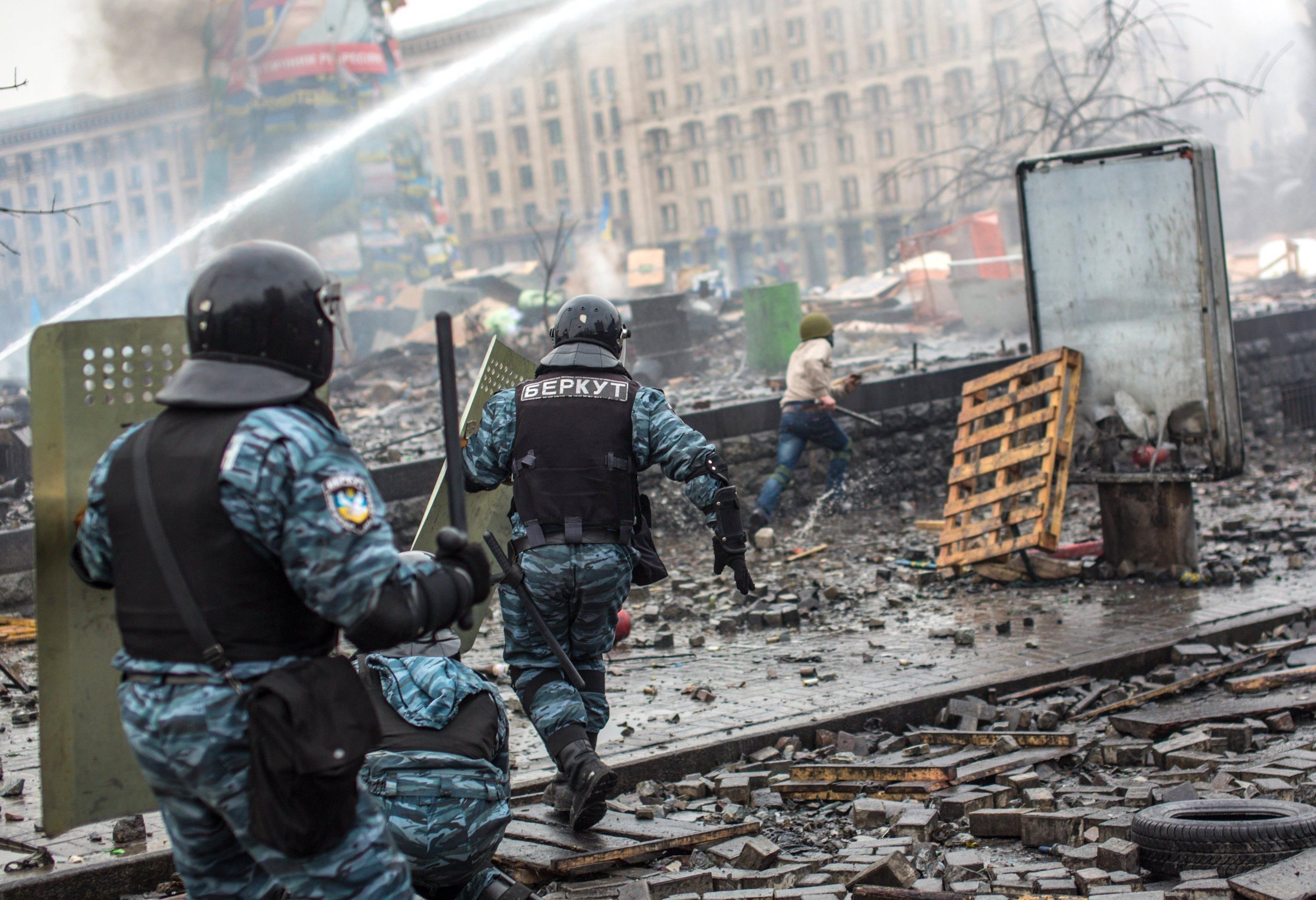 Двоим экс- "беркутовцам" вручили подозрения по делу разгона Майдана