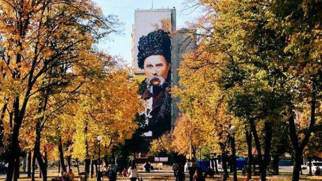 Гігантський Шевченко прикрашає багатоповерхівку у Харкові: у мережі в захопленні