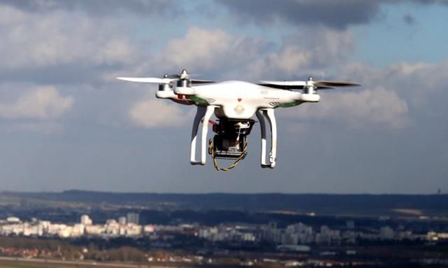 СБУ спіймала групу людей, що запустили над військовою частиною квадрокоптер: є фото СБУ спіймала групу людей, що запустили над військовою частиною квадрокоптер: є фото