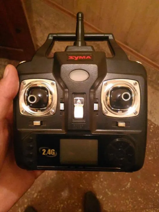 У Херсоні група людей запустила квадрокоптер над військовою частиною У Херсоні група людей запустила квадрокоптер над військовою частиною