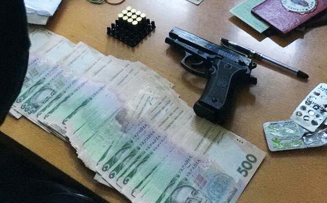 Встелена грошима підлога: СБУ спіймала на хабарях двох посадовців на Донеччині Встелена грошима підлога: СБУ спіймала на хабарях двох посадовців на Донеччині