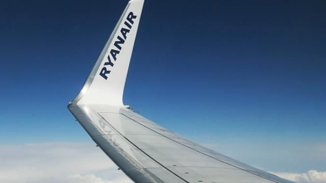 Через літак Ryanair у небо підняли реактивні винищувачі: опубліковані фото