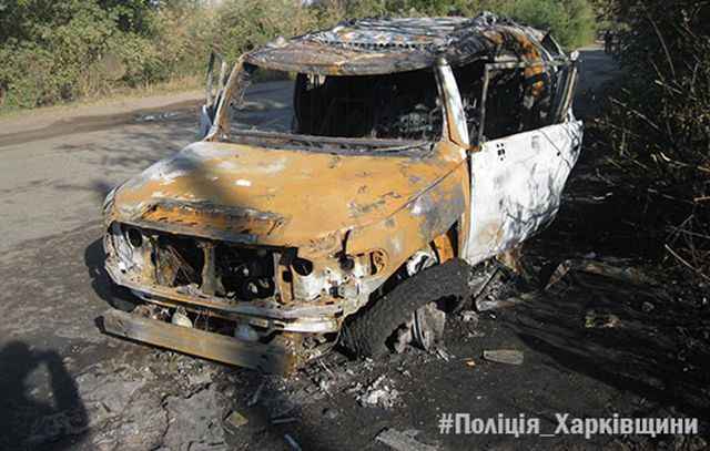 Неизвестные выстрелили по авто из гранатомета в Харьковской области, от машины почти ничего не осталось