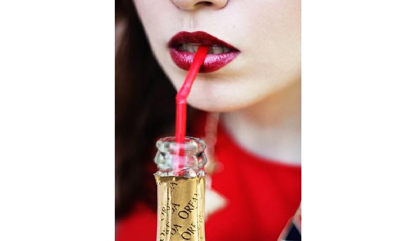 Щоб бути в тонусі, жінкам необхідно щодня випивати келих шампанського, – вчені Щоб бути в тонусі, жінкам необхідно щодня випивати келих шампанського, – вчені