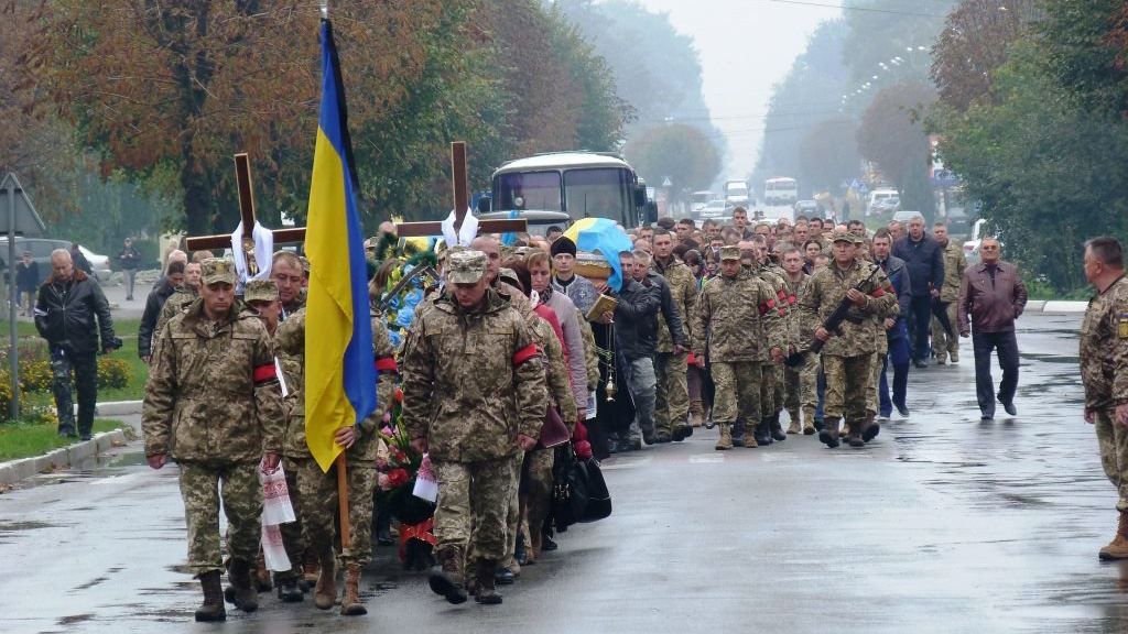 "Плакали люди и небо":на Хмельнитчине похоронили двух пилотов, погибших в авиакатастрофе Л-39