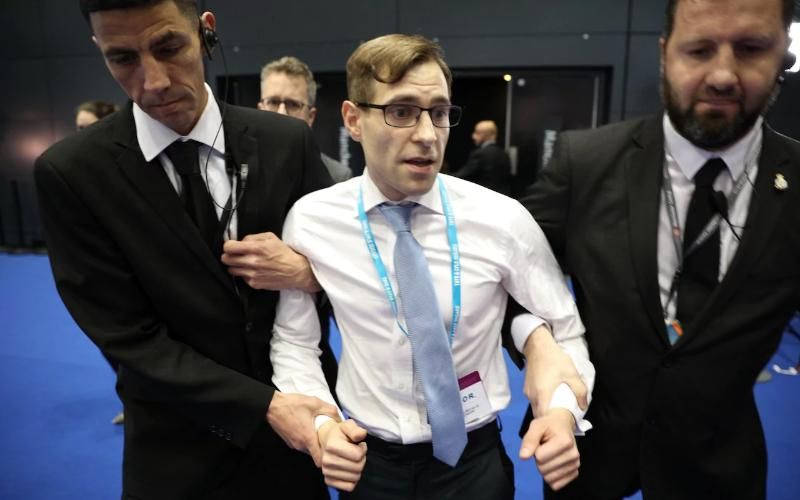 Терезі Мей вручили документ на "звільнення" прямо під час її публічного виступу
Терезі Мей вручили документ на "звільнення" прямо під час її публічного виступу