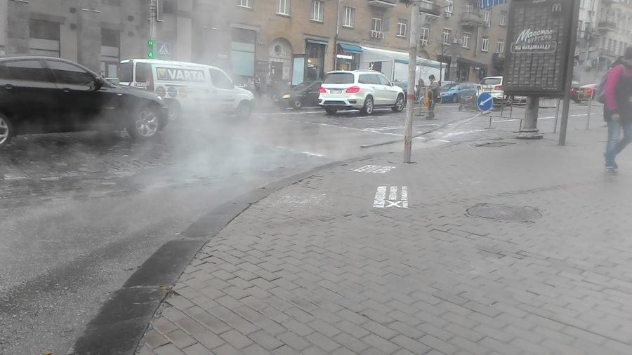 Ріка гарячої води тече вулицями Києва: опубліковані фото